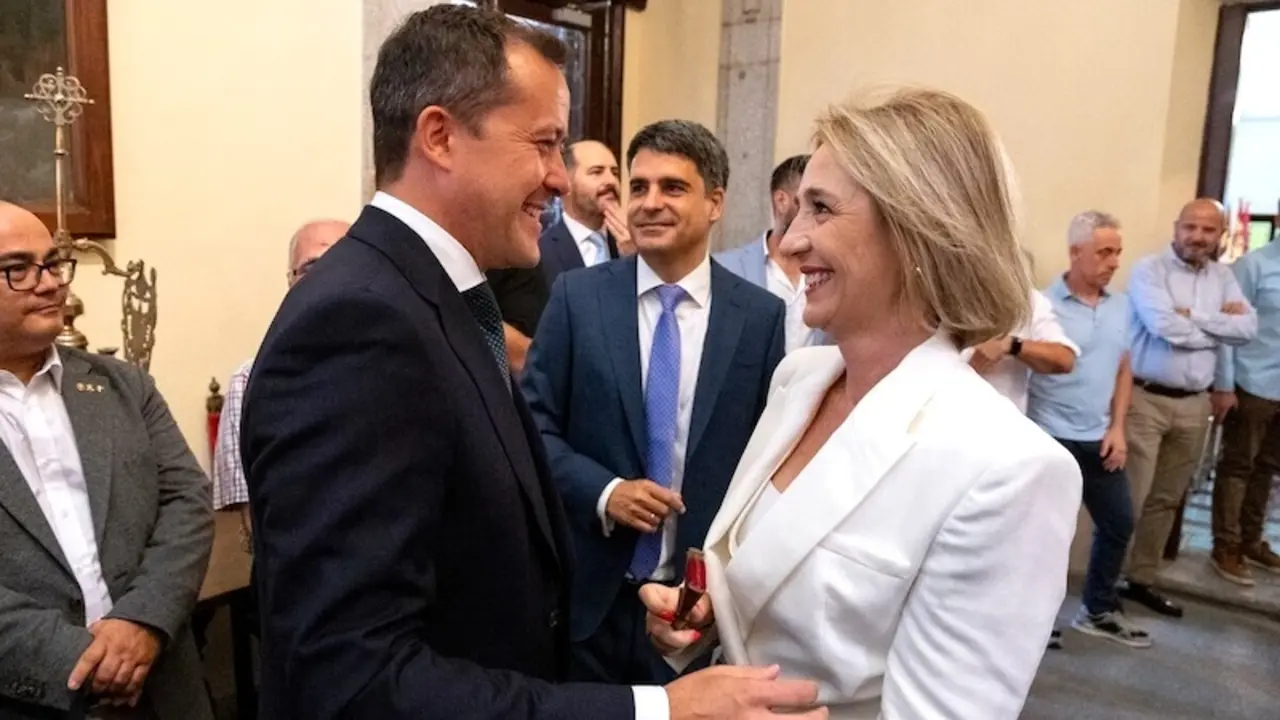 En la imagen el alcalde de Toledo, Carlos Velázquez (PP), se saluda con la vicealcaldesa (Vox), Inés Cañizares - EFE/Ismael Herrero