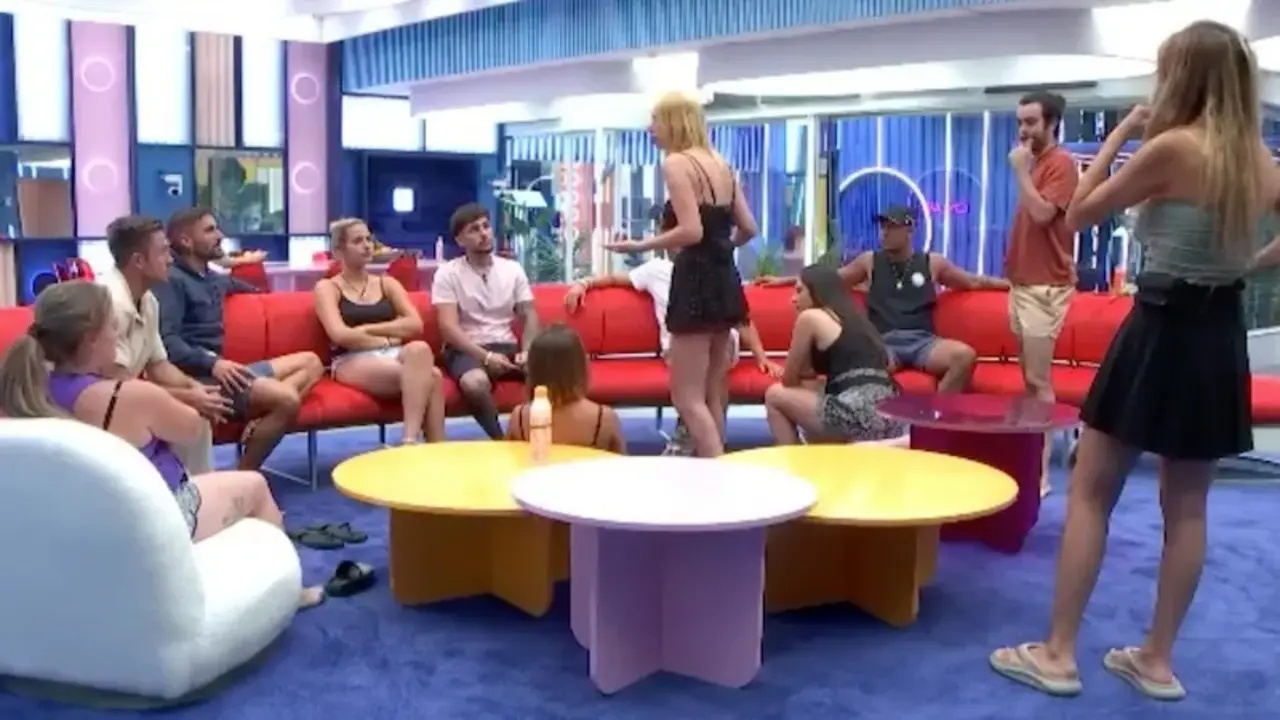 Historia en GH con el primer 'edredoning' de tres: "¿Está el pistolero del amor?"