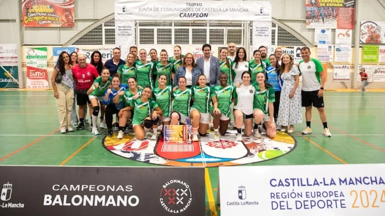 La viceconsejera de Cultura y Deportes, Carmen Teresa Olmedo, ha asistido a la final del Trofeo de la Junta en la modalidad de balonmano femenino