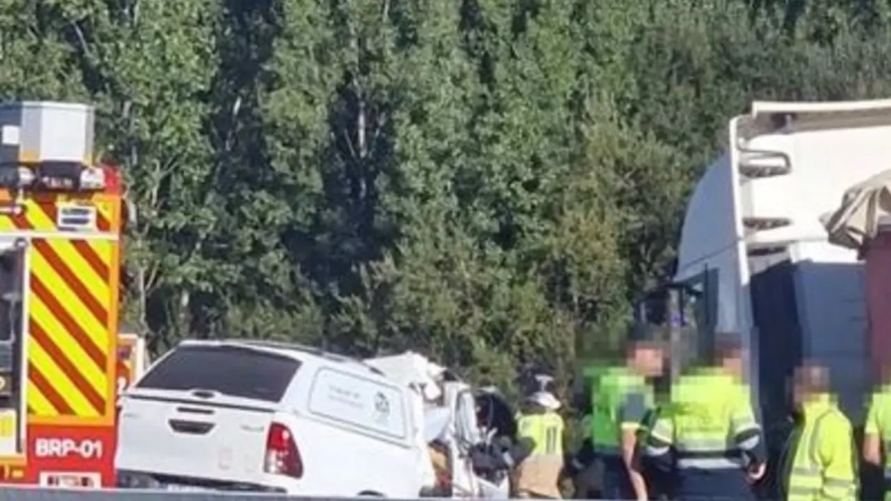 Tres muertos y dos heridos en la colisión frontal de un camión y una 'pick up' - Fotografía: Infobierzo