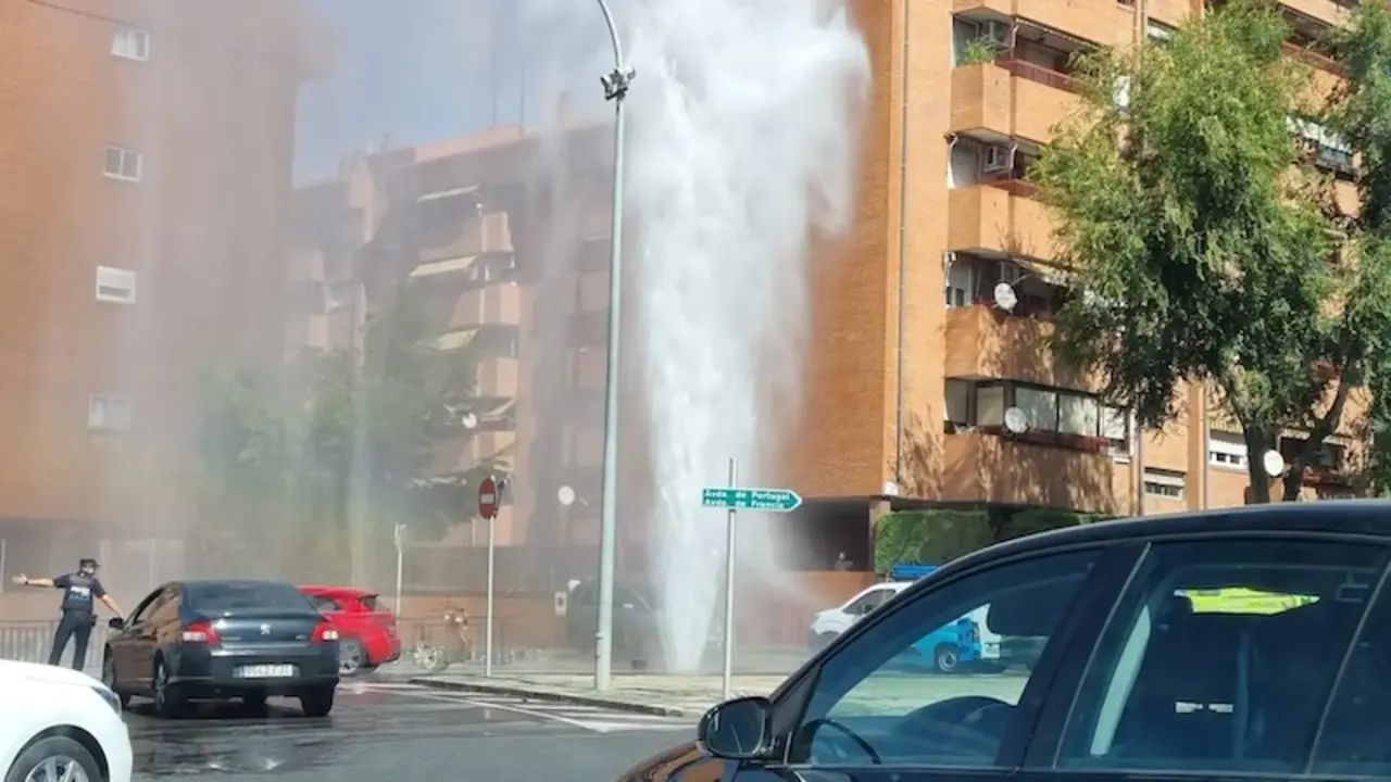 Herido un trabajador golpeado por agua a presión tras romperse una tubería en Toledo