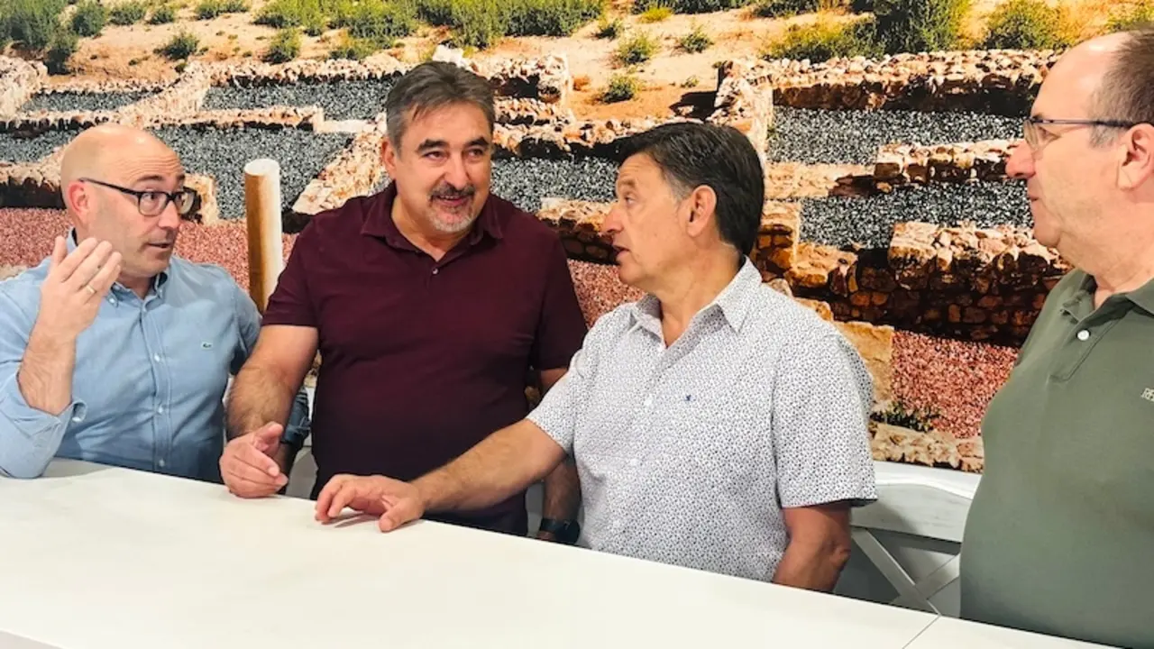 El secretario general de UPA Castilla-La Mancha, Julián Morcillo, se ha reunido en Albacete con el director general de Ordenación Agropecuaria, Joaquín Cuadrado, y el delegado provincial de Agricultura, Ganadería y Desarrollo Rural, Ramón Sáez