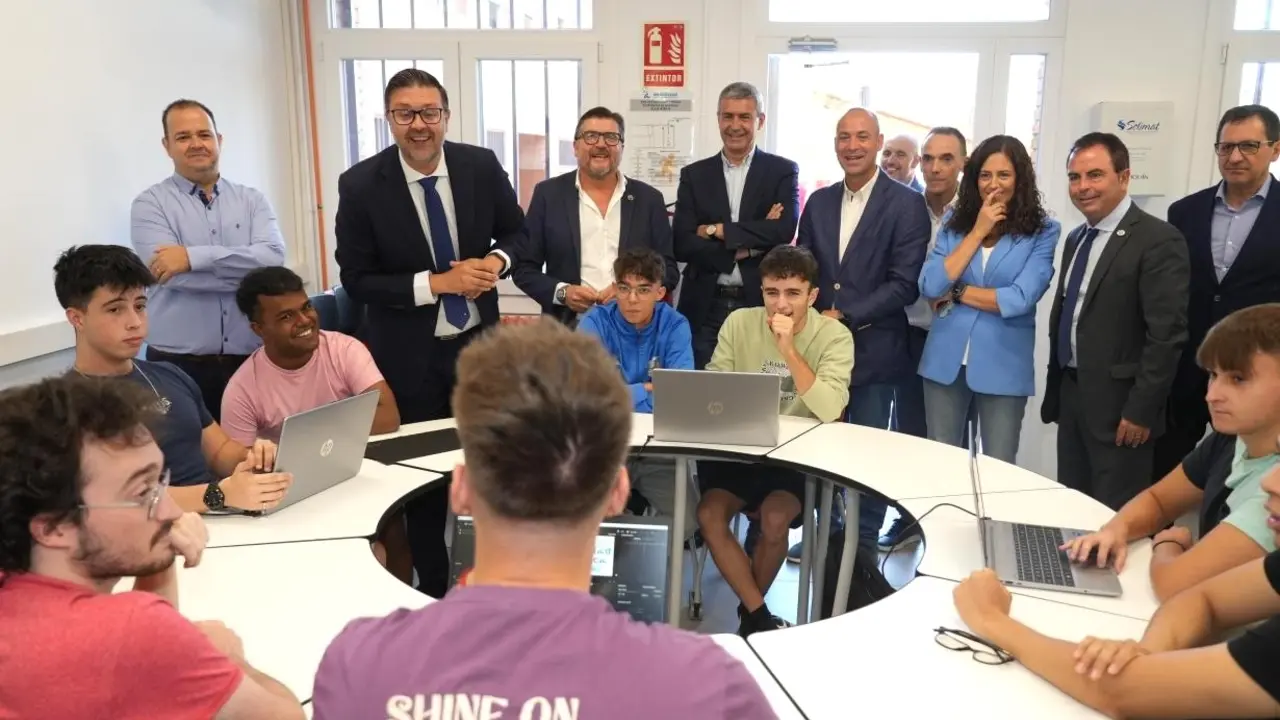 El consejero de Educación, Cultura y Deportes de Castilla-La Mancha, Amador Pastor, durante la visita que ha realizado al IES 'Azarquiel' de Toledo