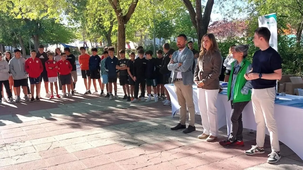 La directora general Economía Circular y Agenda 2030, Esther Haro, durante su visita a la primera actividad de la Semana Europea de la Movilidad que se ha realizado en el Parque Buero Vallejo de Cabanillas del Campo (Guadalajara)