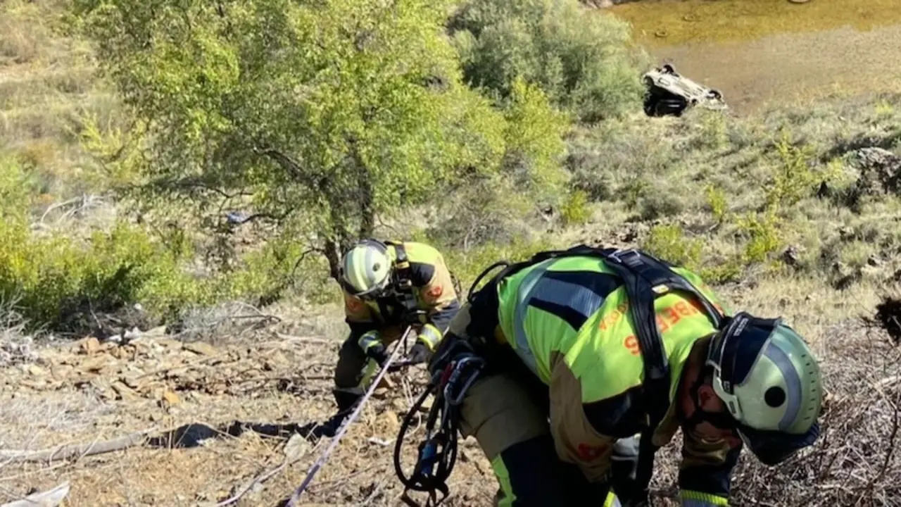 Muere un conductor tras salirse de la vía su turismo y caer por un barranco, terraplén, rescate, accidente