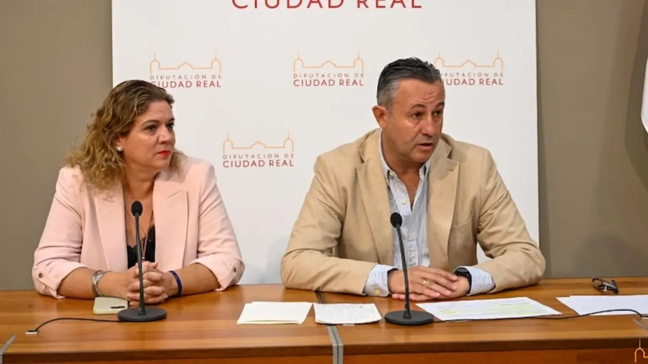 El vicepresidente cuarto de la Diputación de Ciudad Real, Adrián Fernández, y la diputada provincial, Maribel Mansilla, en rueda de prensa