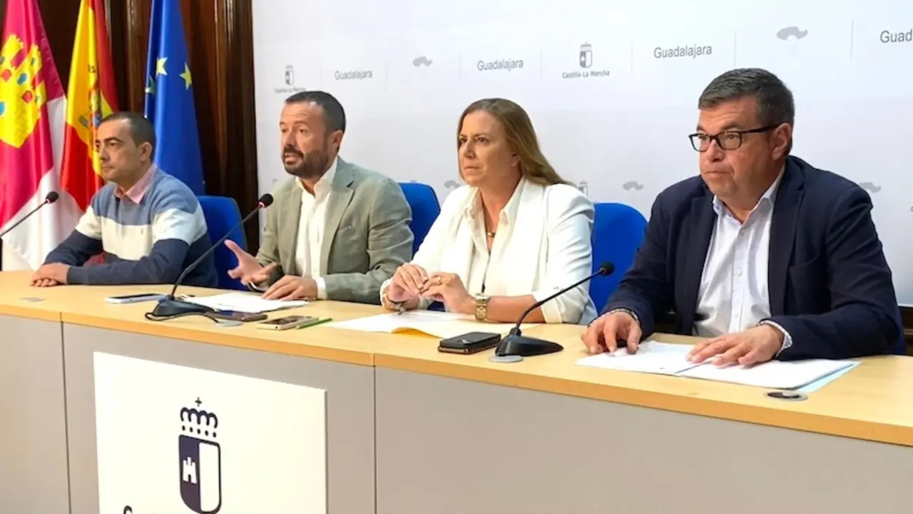 El delegado de la Junta en Guadalajara, José Luis Escudero; el presidente de la Mancomunidad de Aguas del Río Tajuña y alcalde de Chiloeches, Marcos Cascajero, y la directora gerente de Infraestructuras del Agua de Castilla-La Mancha, Silvia Díaz