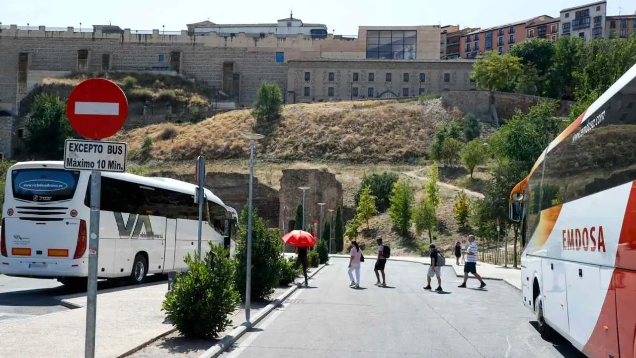 Toledo prevé cobrar a los touroperadores de autobuses 1,50 euros por turista - EFE/Ismael Herrero, turistas, turismo, autobuses, viajeros,