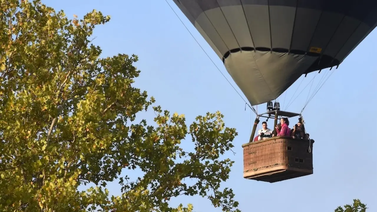 En la imagen de archivo turistas sobre un globo aerostático