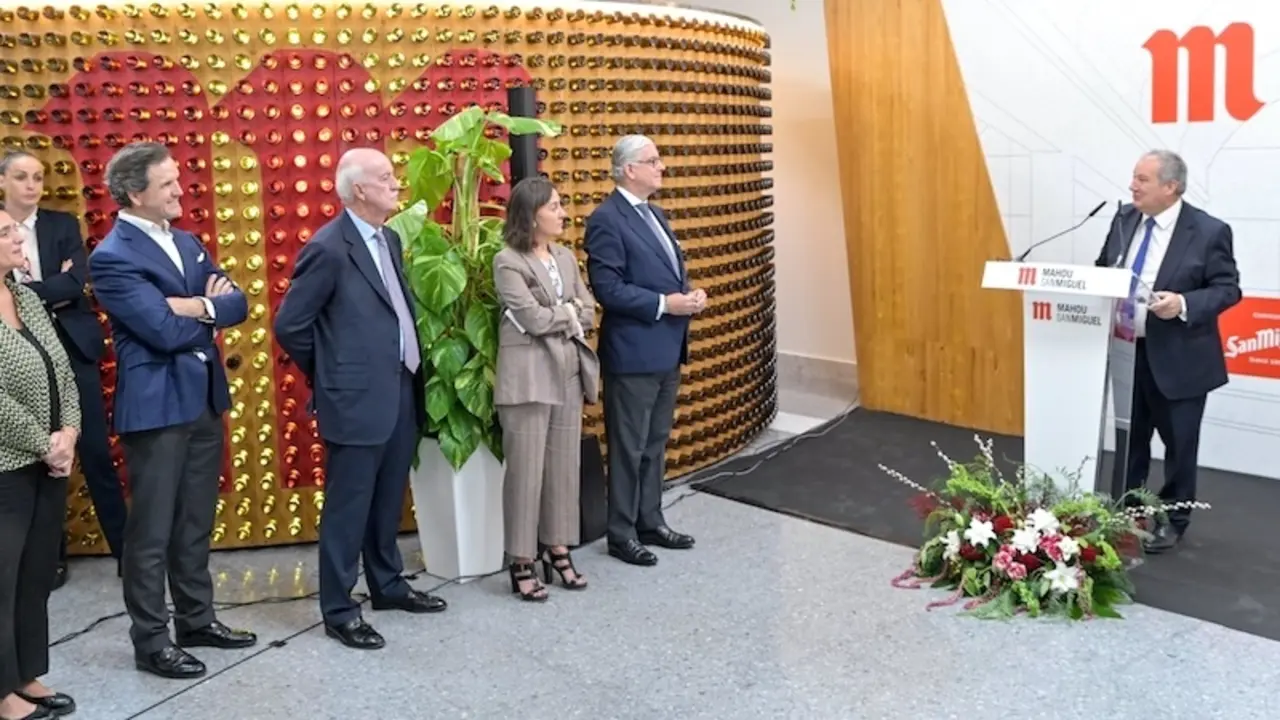 El ministro de Industria y Turismo, Jordi Hereu, durante la visita que ha realizado a la planta de Mahou San Miguel en Alovera (Guadalajara) - EP/Rafa Martín