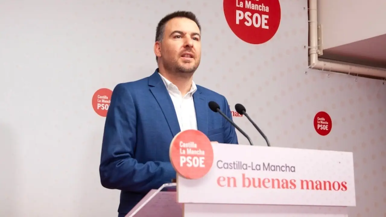 El diputado regional del PSOE, Antonio Sánchez Requena, durante la rueda de prensa que ha ofrecido en la sede de los socialistas en Toledo