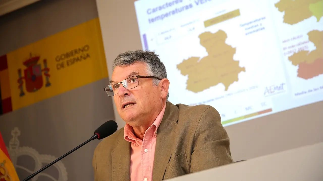 El delegado territorial de la Aemet en Castilla-La Mancha, Luis María Bañón, durante la rueda de prensa que ha ofrecido en la sede de la Delegación del Gobierno