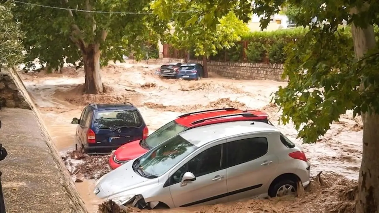 Una fuerte riada en Alcalá del Júcar (Albacete) arrastra numerosos coches hasta el río - Fotografía: masquealba.com