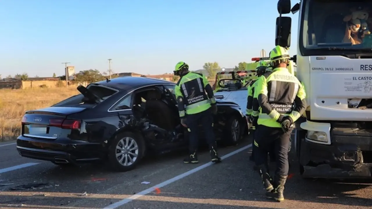 Muere un hombre y una mujer herida grave al colisionar un camión y un turismo