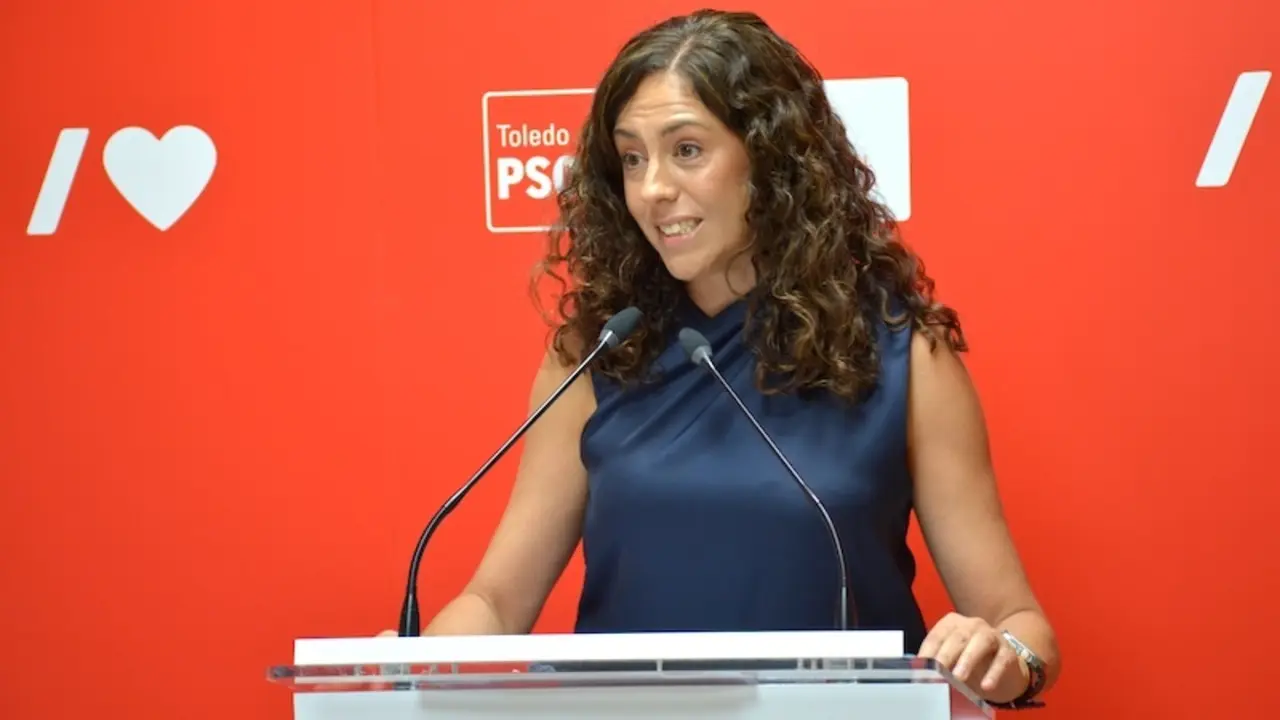 La portavoz del PSOE en el Ayuntamiento de Toledo, Noelia de la Cruz, durante la rueda de prensa que ha ofrecido