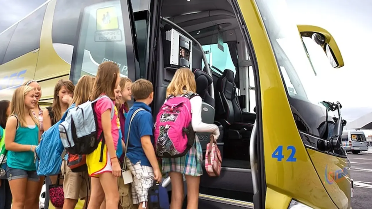 En la imagen de archivo alumnos hacen uso del transporte escolar que les lleva a sus colegio