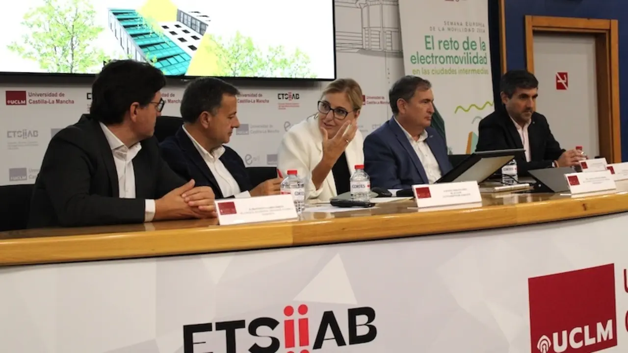 El alcalde de Albacete, Manuel Serrano, ha participado en la Jornada 'El reto de la electromovilidad en las ciudades intermedias' que se celebra en la Escuela Técnica Superior de Ingeniería Industrial