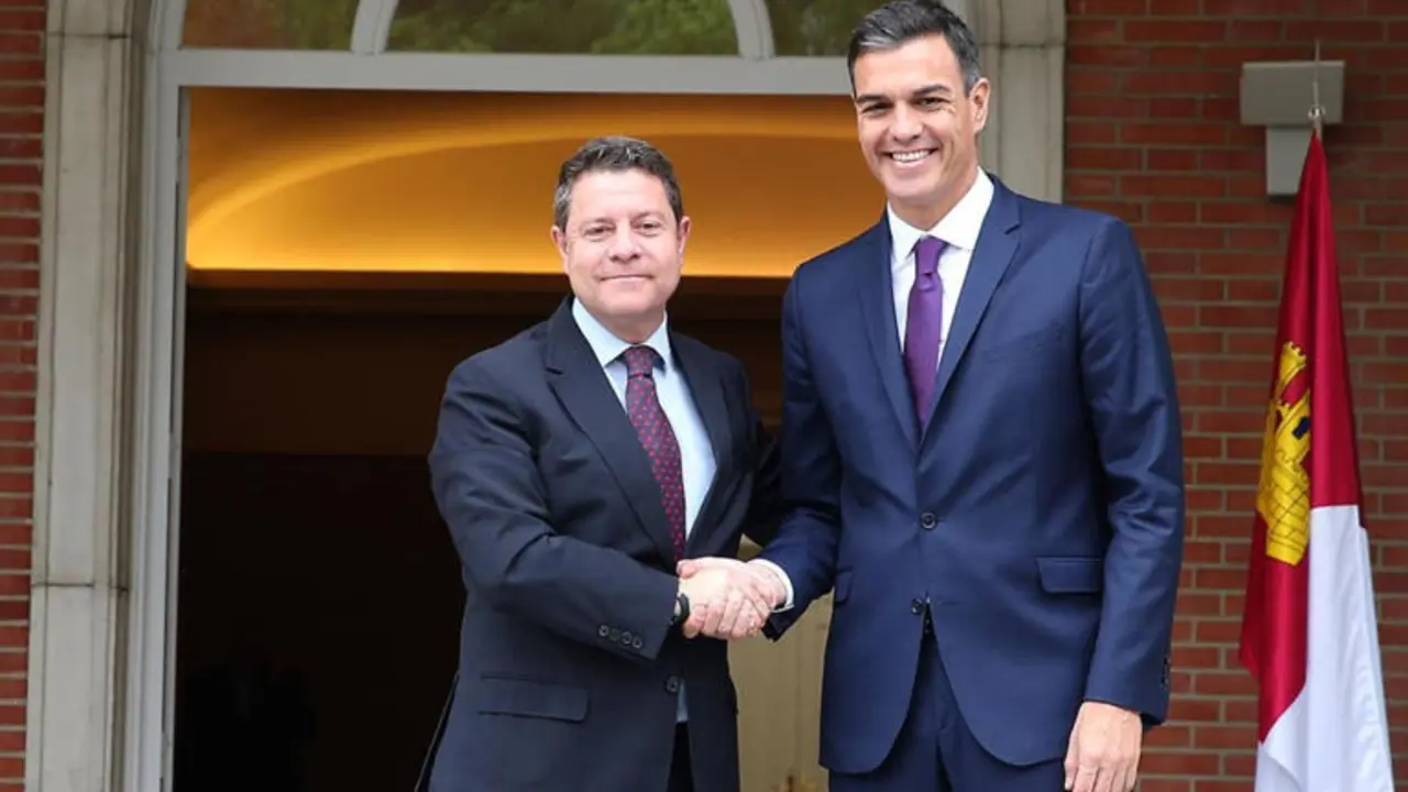 El presidente de Castilla-La Mancha, Emiliano García-Page, junto al presidente del Gobierno, Pedro Sánchez, en el Palacio de la Moncloa - Archivo