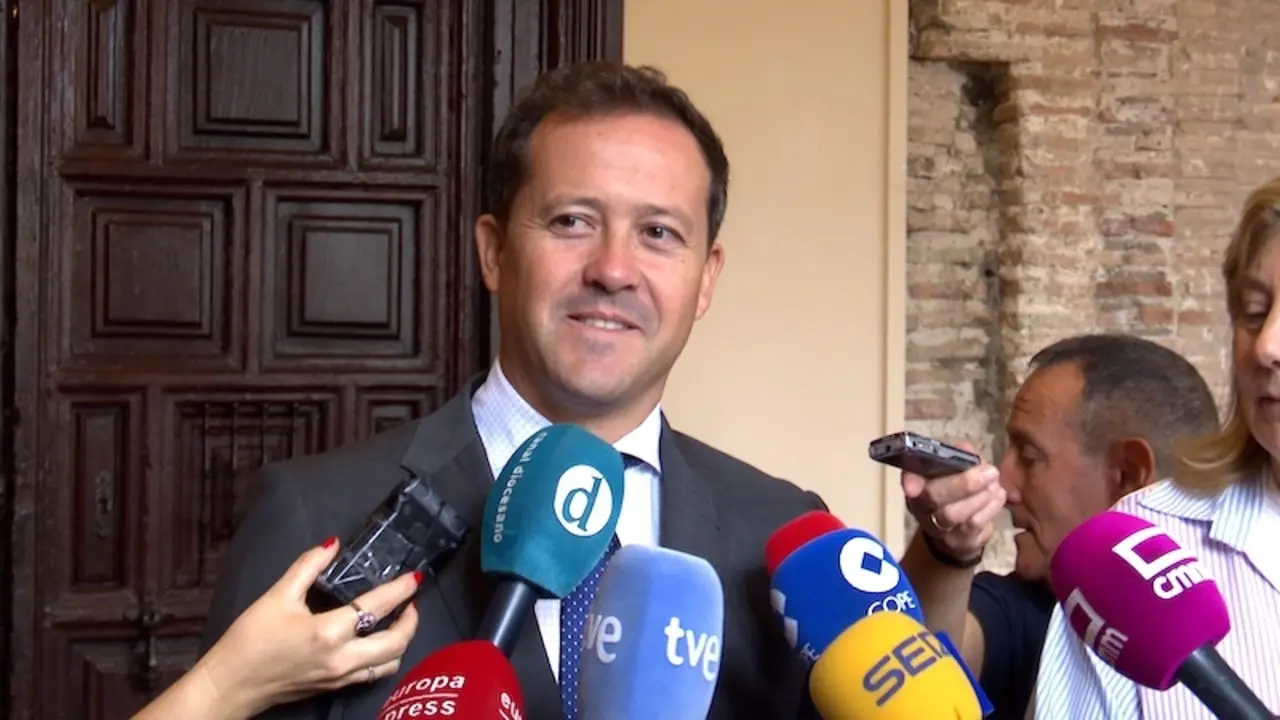 El alcalde de Toledo, Carlos Velázquez, atendiendo a los medios de comunicación este viernes en el Ayuntamiento