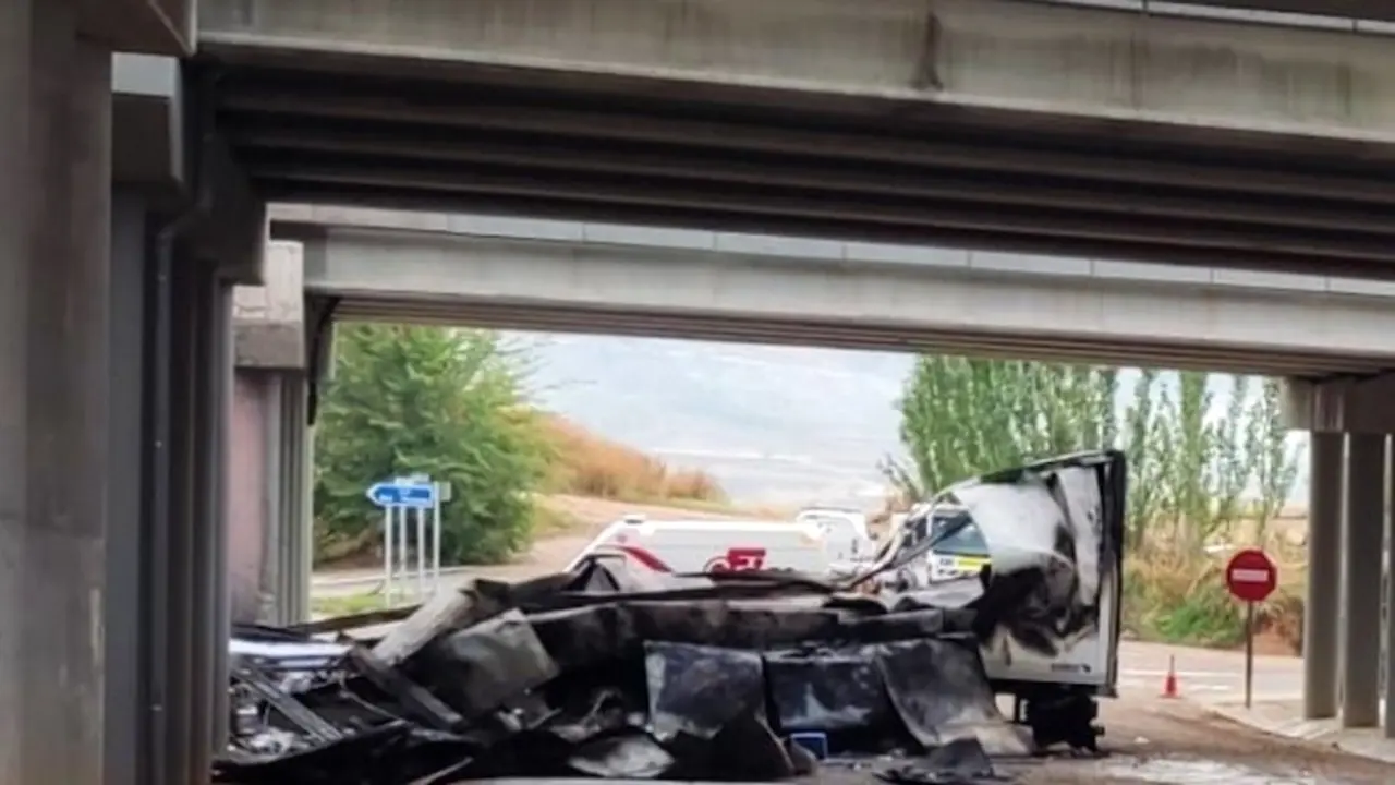 Muere el conductor de un camión tras el vuelco y posterior incendio en la A-2