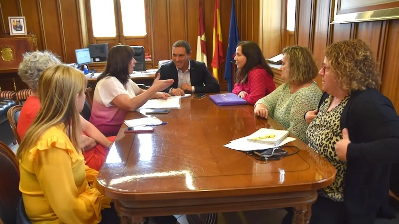 El presidente de la Diputación de Cuenca, Álvaro Martínez Chana, durante la reunión mantenida con las representantes de Fademur