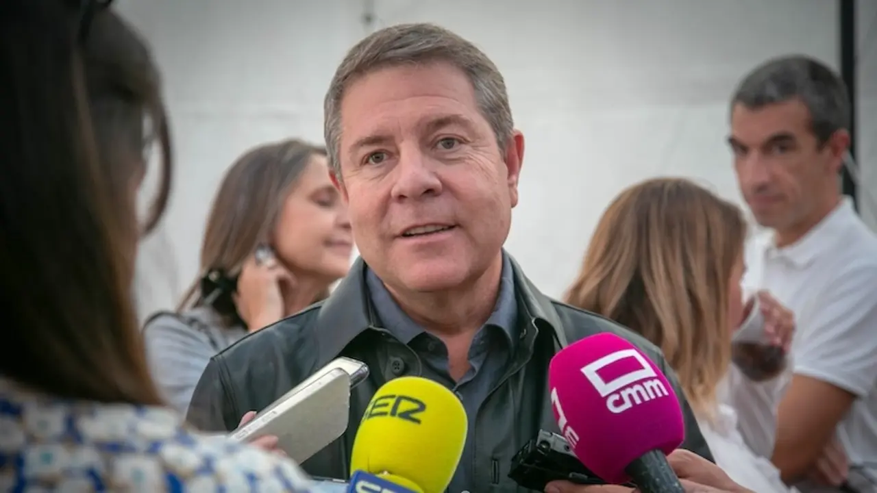 El presidente de Castilla-La Mancha, Emiliano García-Page, atendiendo a los medios de comunicación este sábado en su visita a las Ferias de San Mateo de Talavera de la Reina (Toledo)