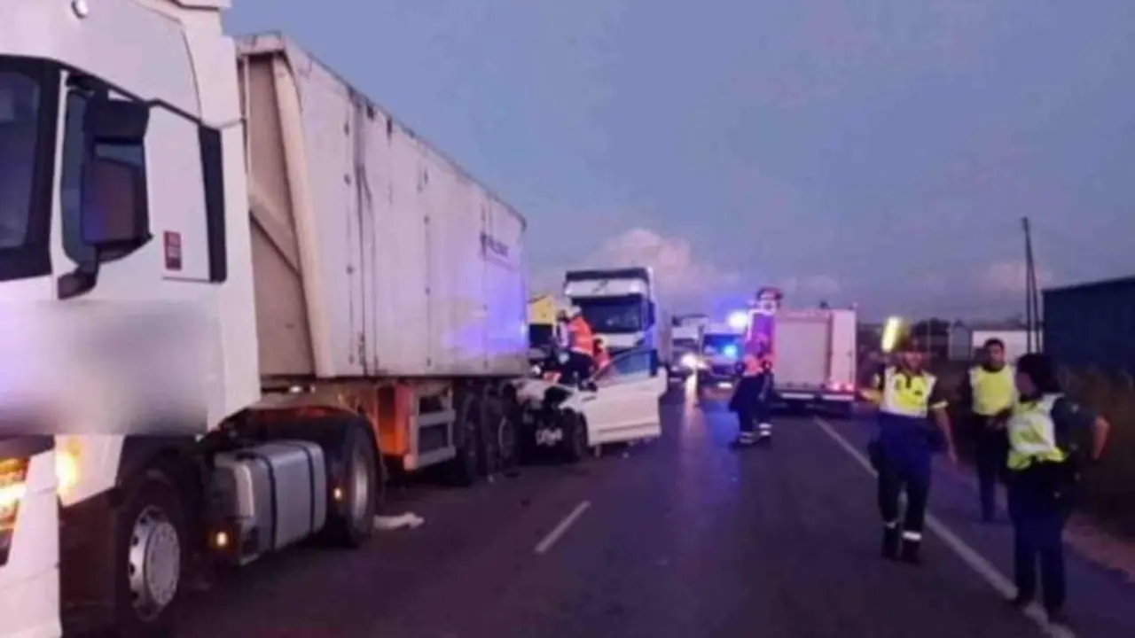 Muere un joven futbolista y otro crítico en un accidente de tráfico cuando iban a entrenar