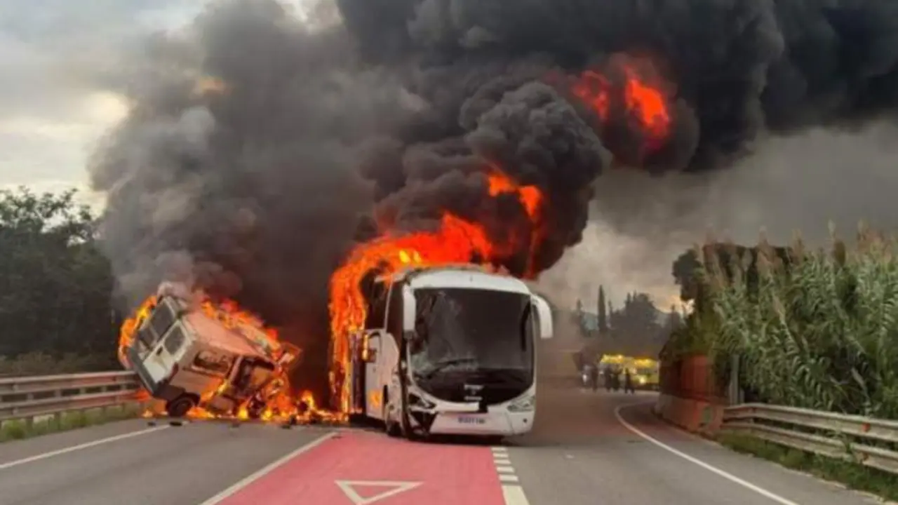 Un conductor drogado estampa su furgoneta contra un autobús y provoca un incendio