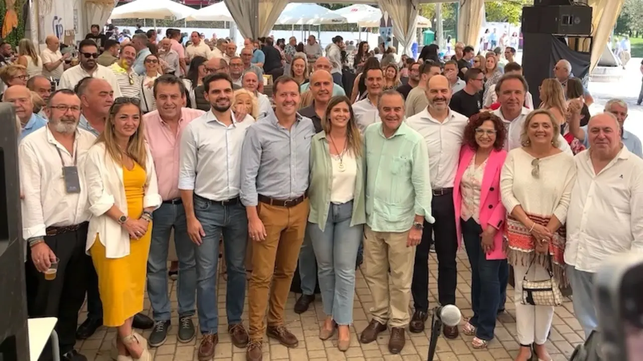 La secretaria general del PP de Castilla-La Mancha, Carolina Agudo, y el presidente provincial del PP, Carlos Velázquez, este domingo en las Ferias de San Mateo de Talavera de la Reina (Toledo)