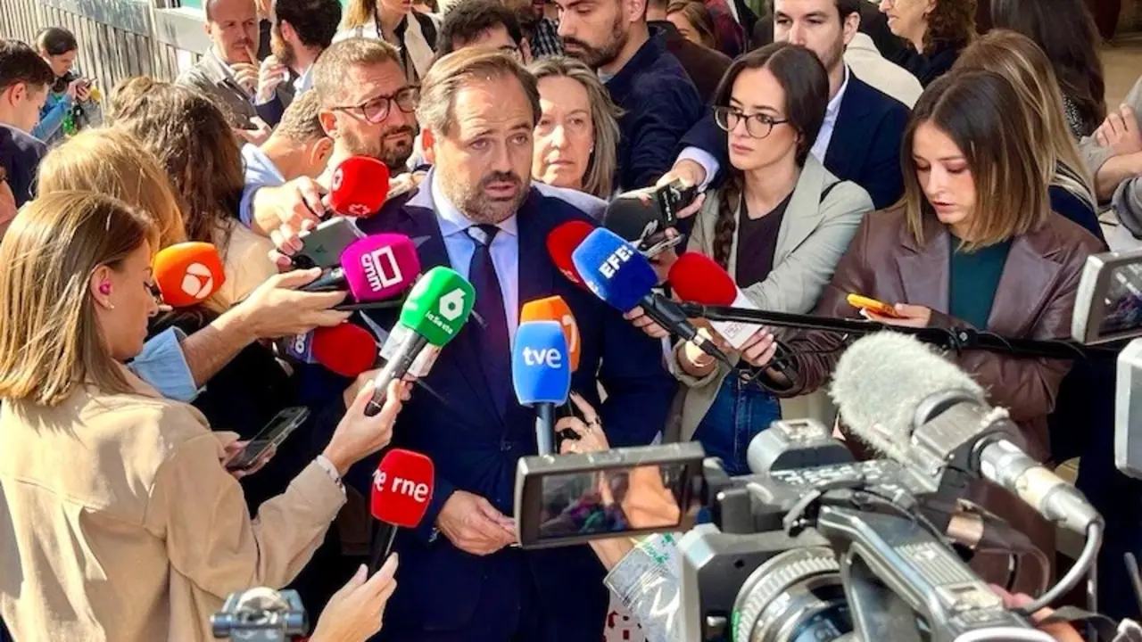 El presidente del PP de Castilla-La Mancha, Paco Núñez, atendiendo a los medios de comunicación antes de participar en el Comité Ejecutivo Nacional del PP