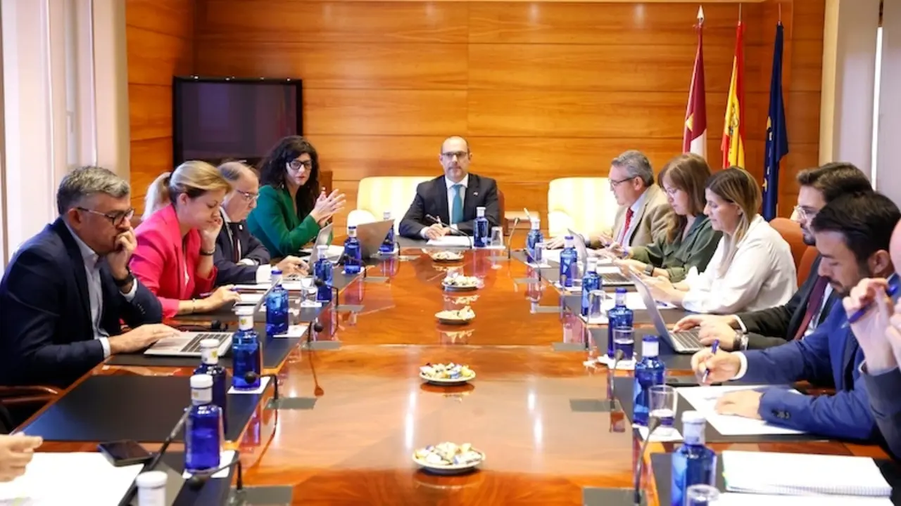 En la imagen un instante de la reunión de la Junta de Portavoces y Mesa de las Cortes de Castilla-La Mancha