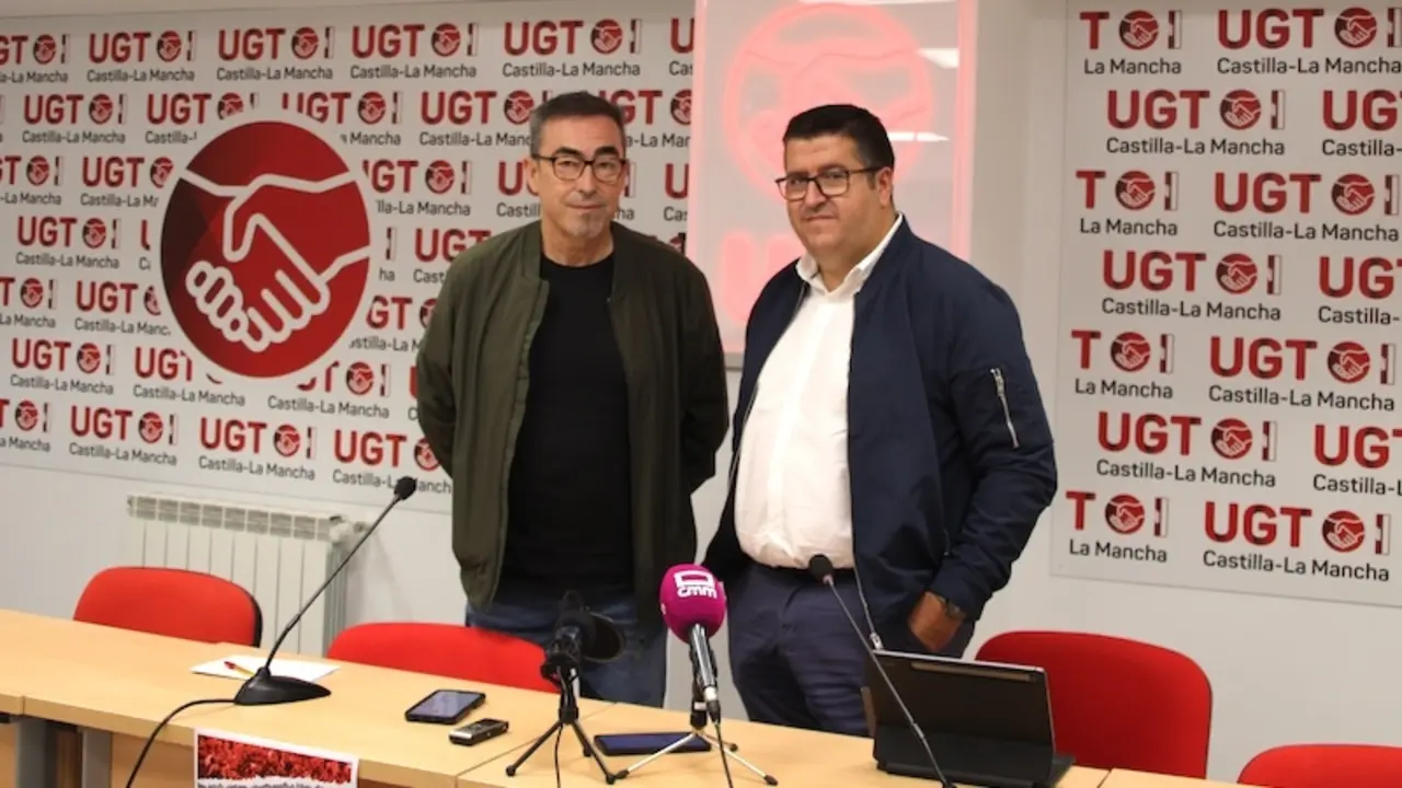 Francisco Javier González (d), miembro de la comisión gestora de UGT en Castilla-La Mancha, y el secretario regional de CCOO, Paco de la Rosa (i), durante la rueda de prensa que han ofrecido en Toledo