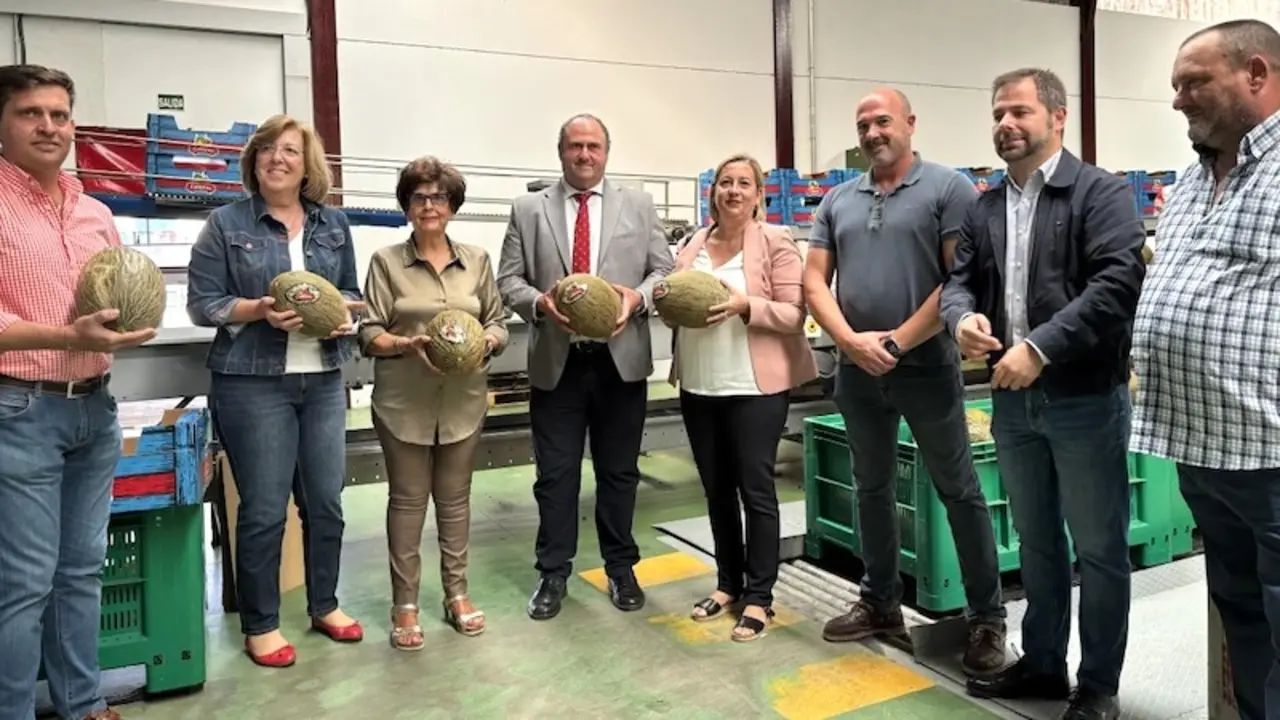 El consejero de Agricultura, Ganadería y Desarrollo Rural, Julián Martínez Lizán, en la visita que ha realizado a la Sociedad Agraria de Transformación (SAT) Campos, en Cinco Casas (Ciudad Real), constituida como organización de productores de frutas y hortalizas (OPFH)