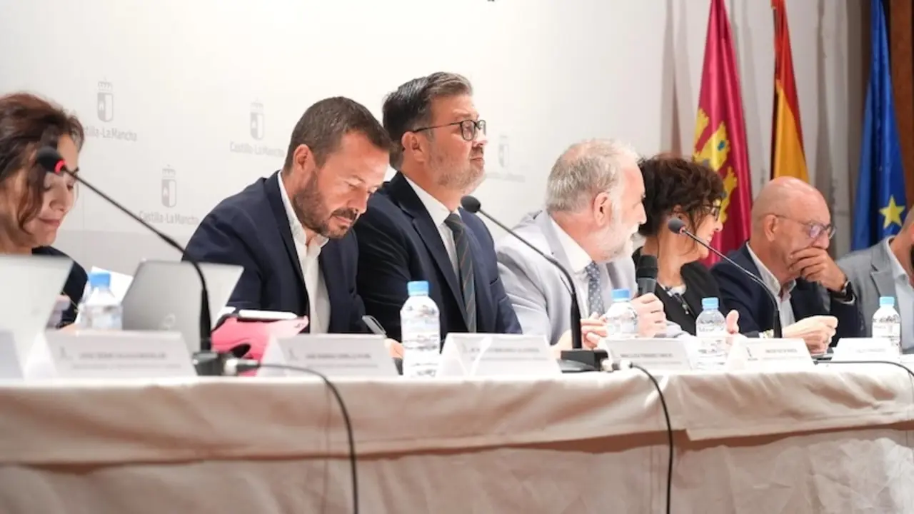 El consejero de Educación, Cultura y Deportes, Amador Pastor, durante la reunión que ha mantenido con directores de Educación Primaria y Secundaria de los centros educativos de la provincia de Guadalajara y en la que ha estado acompañado de todo el equipo de la Consejería