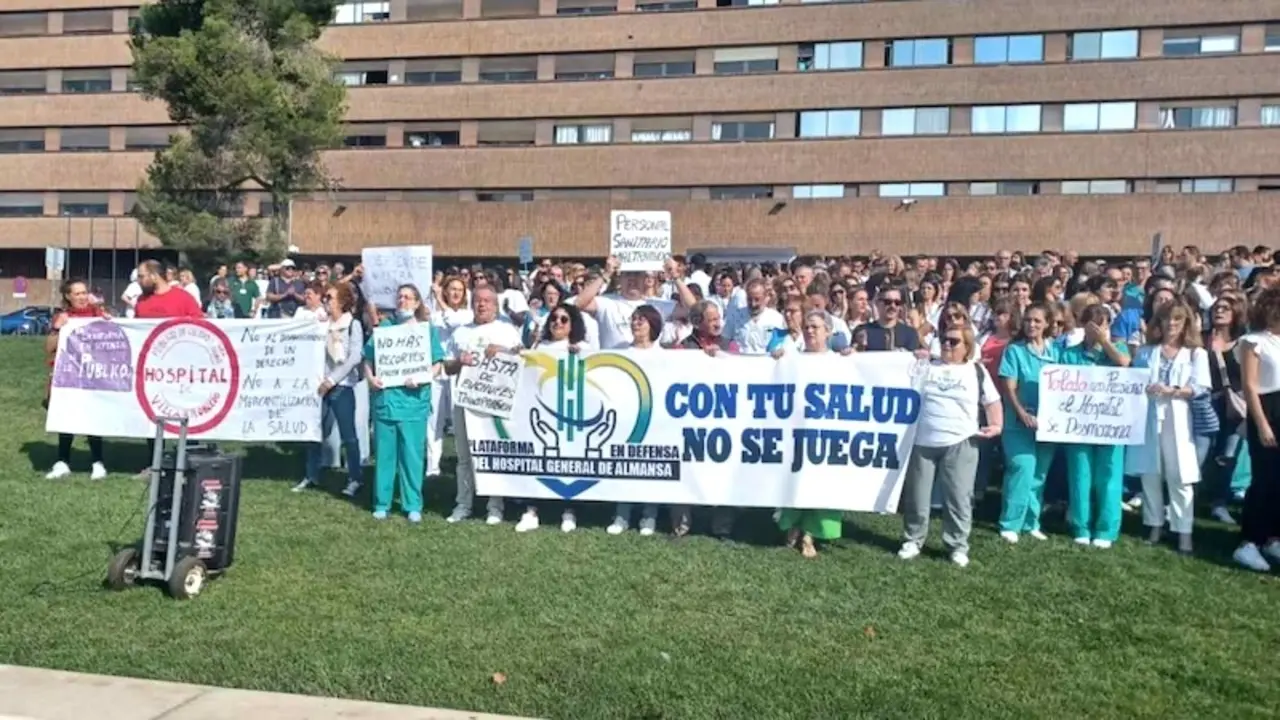 Más de 300 personas protestan por la falta de personal en el Hospital de Albacete