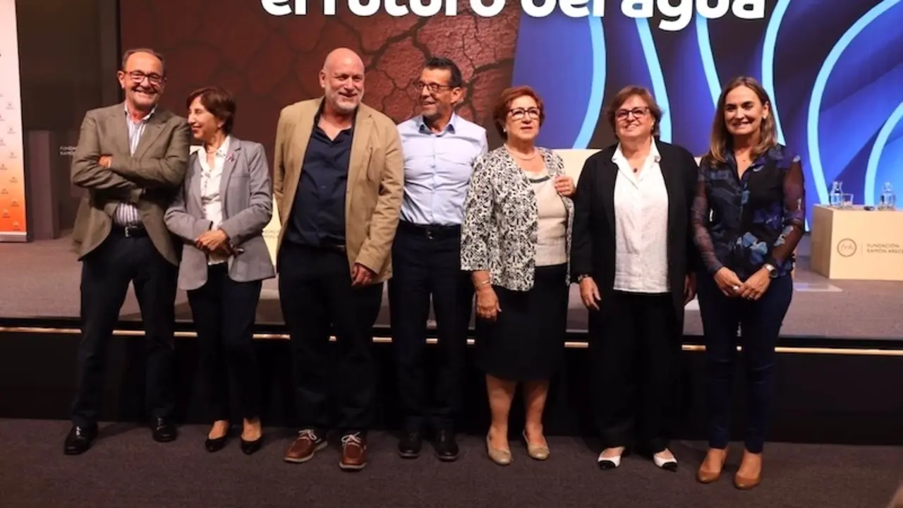 La directora de la Agencia del Agua de Castilla-La Mancha, Mercedes Echegaray (2d), ha participado en la jornada ‘Los retos sobre el futuro del agua’