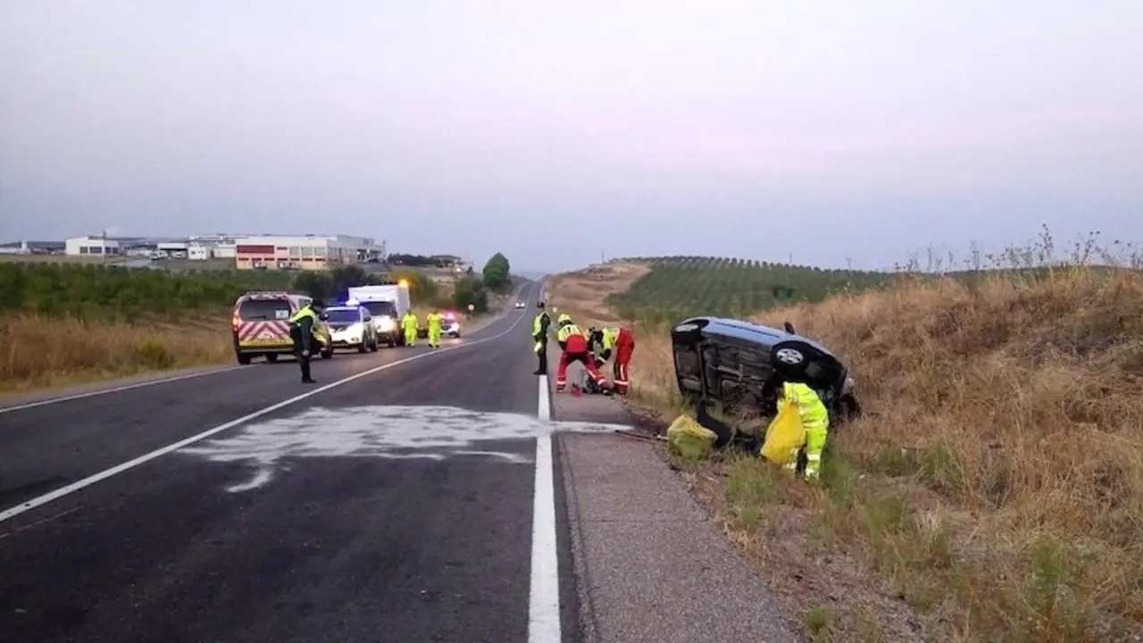 Un muerto y un herido grave tras la colisión de dos turismos en Alcolea de Tajo (Toledo), accidente de tráfico, choque, salida de vía, salirse de la vía,