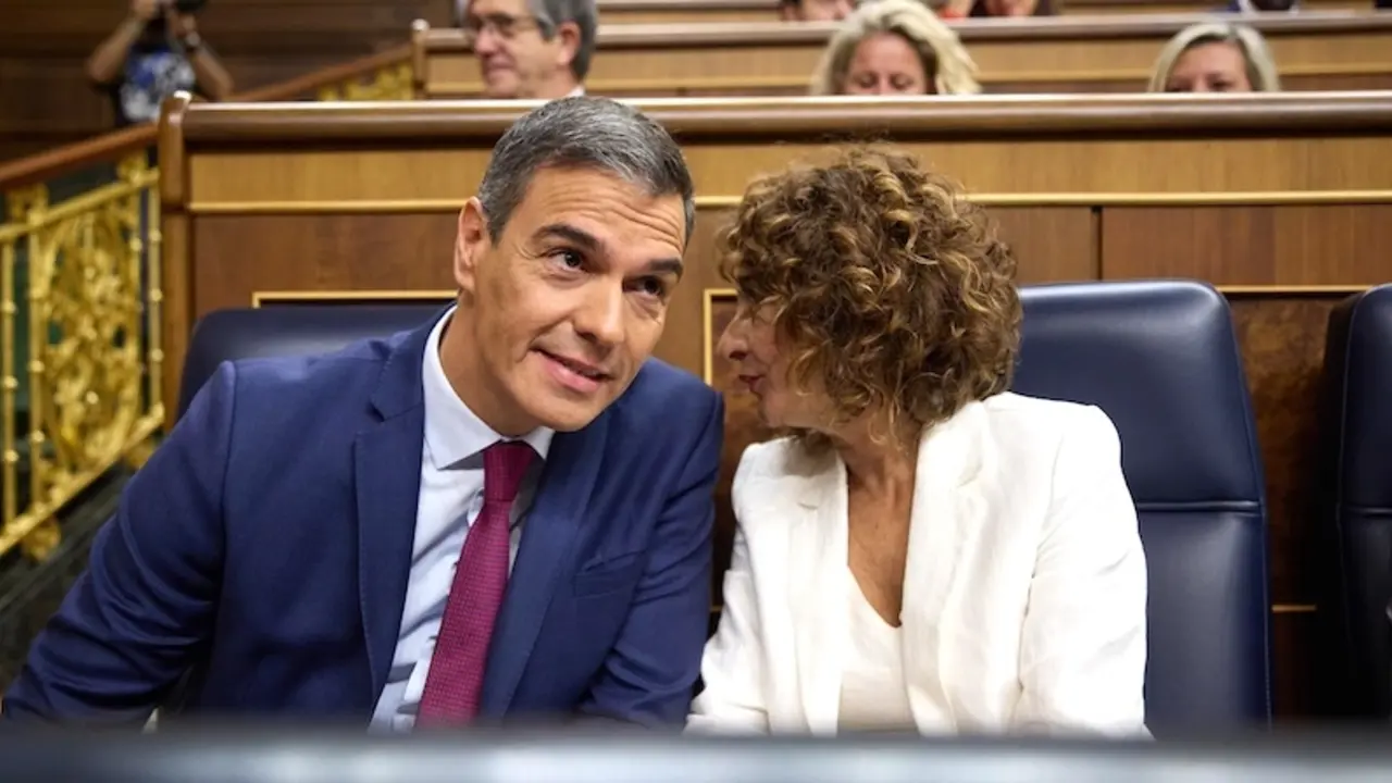 El presidente del Gobierno, Pedro Sánchez y la vicepresidenta primera y ministra de Hacienda, María Jesús Monetero, durante una sesión de control al Gobierno