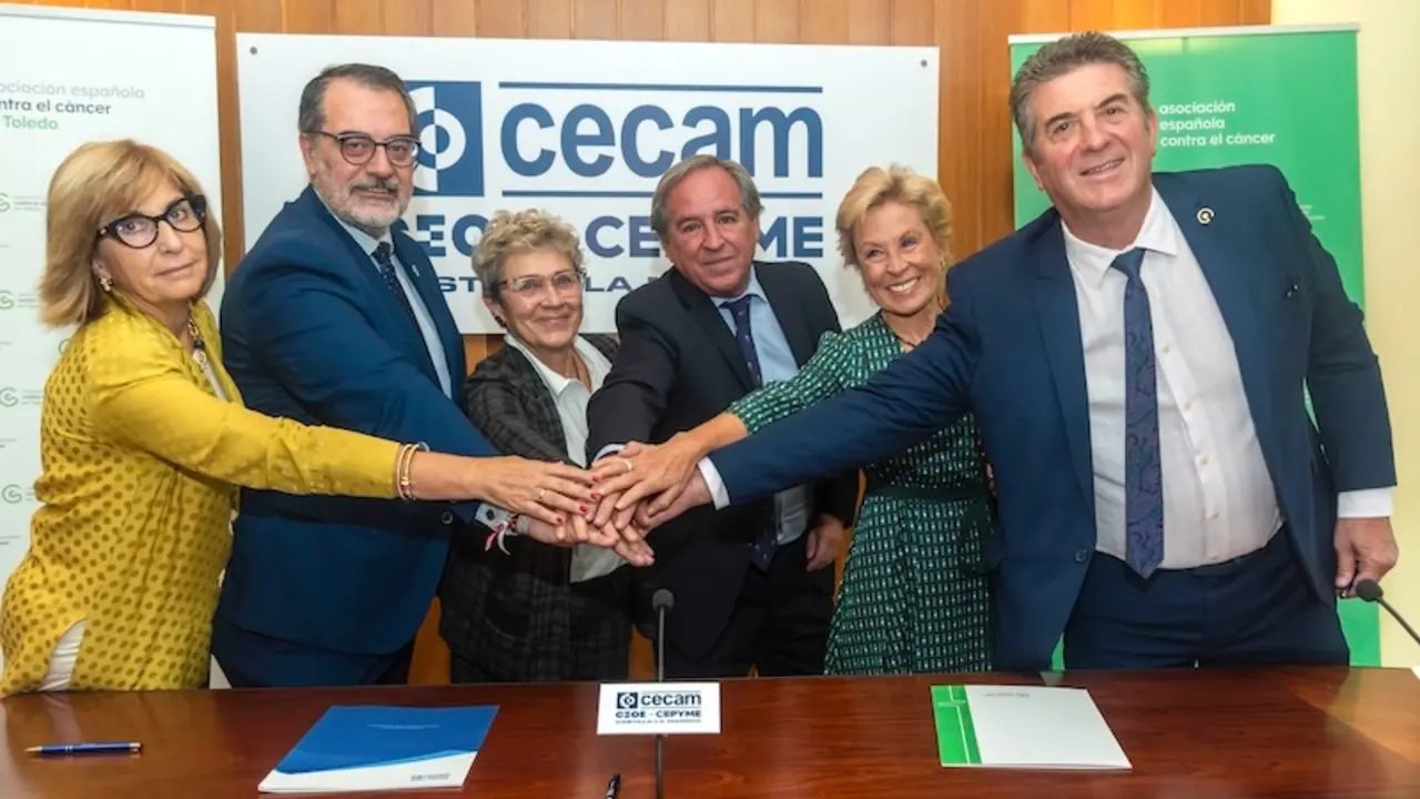 El presidente de CECAM, Ángel Nicolás, y el presidente de la Junta provincial de Toledo de la AECC, Fernando Jou, atienden a los medios de comunicación con motivo de la firma de un convenio marco de colaboración entre ambas entidades - EFE/Ángeles Visdómine