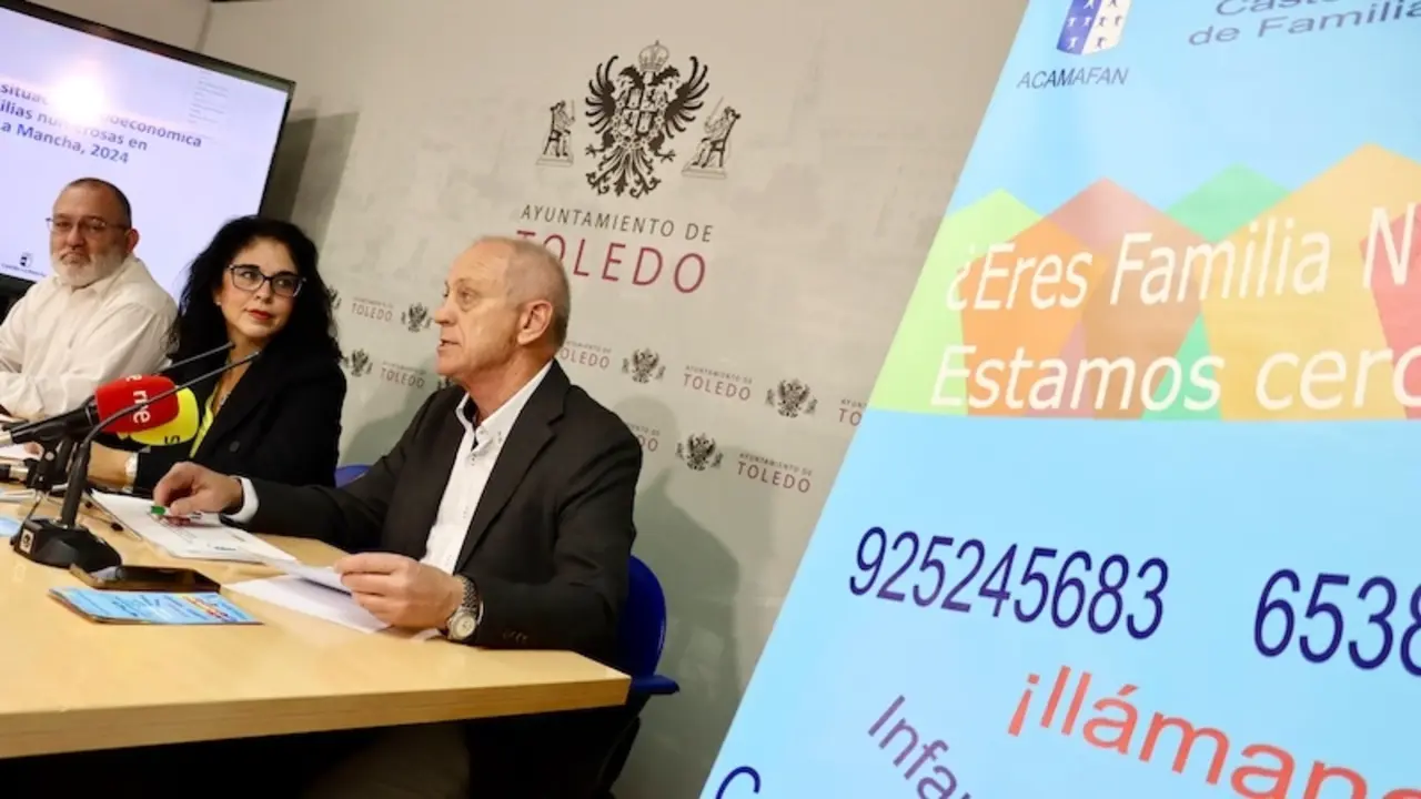 El presidente de la Asociación Castellano Manchega de Familias Numerosas (Acamafan), Eduardo Galicia, ha presentado en el Ayuntamiento de Toledo el informe sobre la situación de las familias numerosas de la región