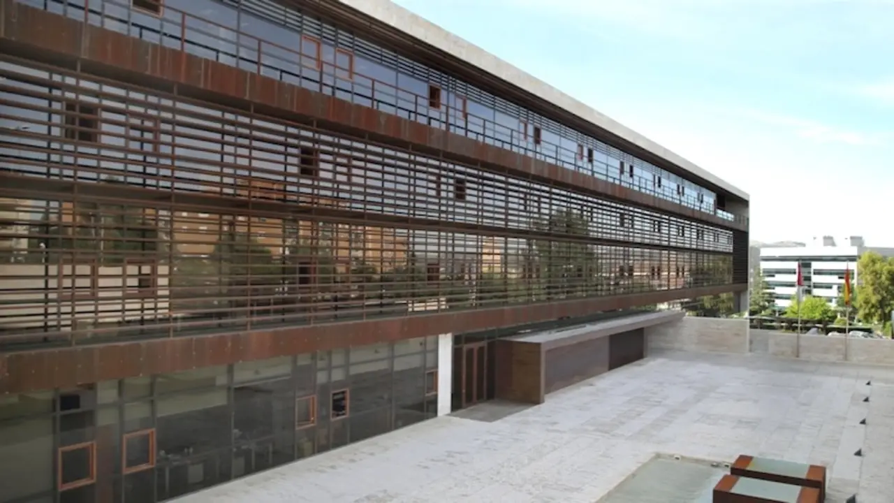 En la imagen de archivo la sede de la Consejería de Bienestar Social y de la Consejería de Sanidad de Castilla-La Mancha en la ciudad de Toledo