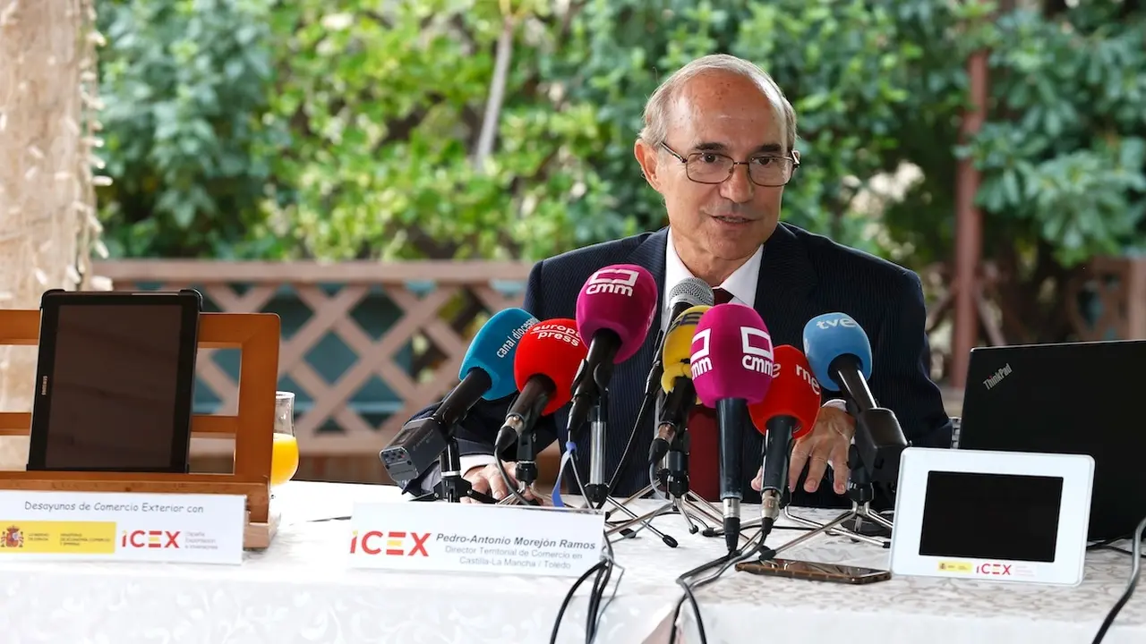 El director territorial de Comercio y del ICEX en Castilla-La Mancha, Pedro Antonio Morejón, ha presentado en rueda de prensa el 'Estudio sobre la economía Internacional de Castilla-La Mancha 2023-2024 (XXVII edición). Navegando contra corriente' - EFE/Ismael Herrero