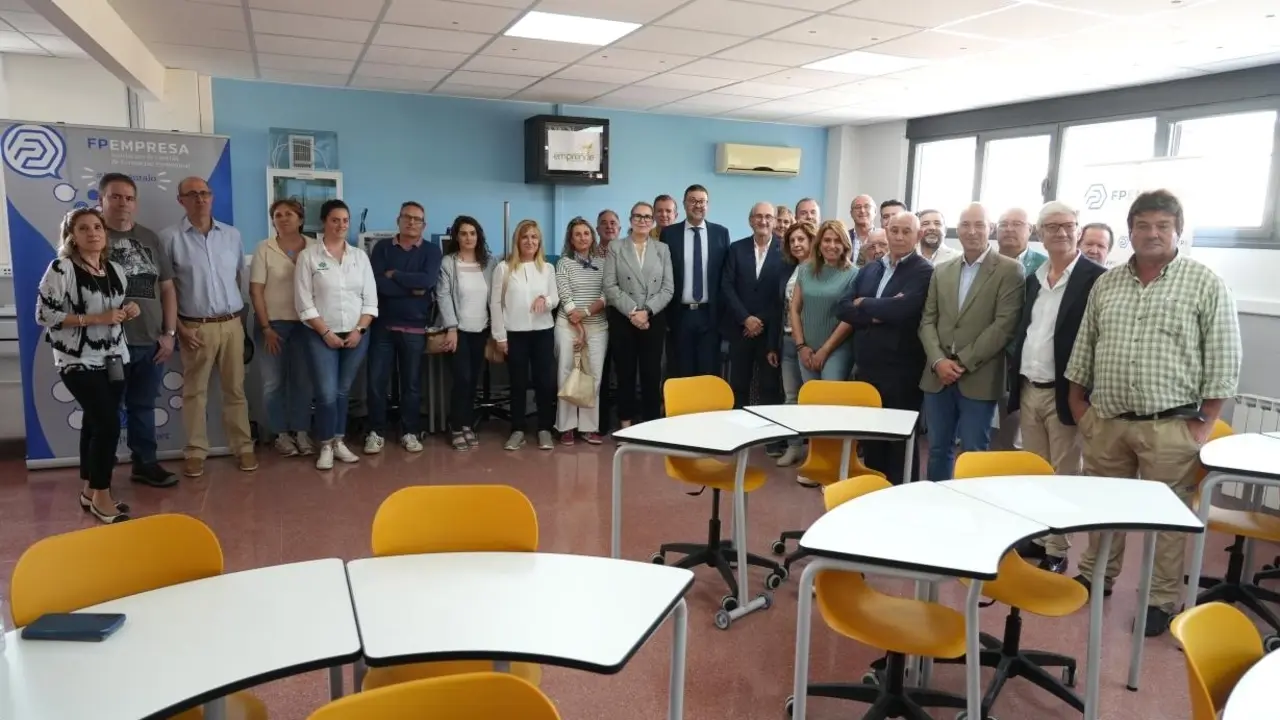 El consejero de Educación, Cultura y Deportes, Amador Pastor, ha inaugurado el ‘Taller la Formación Profesional Dual en el sector agrario y de las industrias agroalimentarias’, que se ha celebrado en las instalaciones del CIFP ‘Aguas Nuevas’ de Albacete
