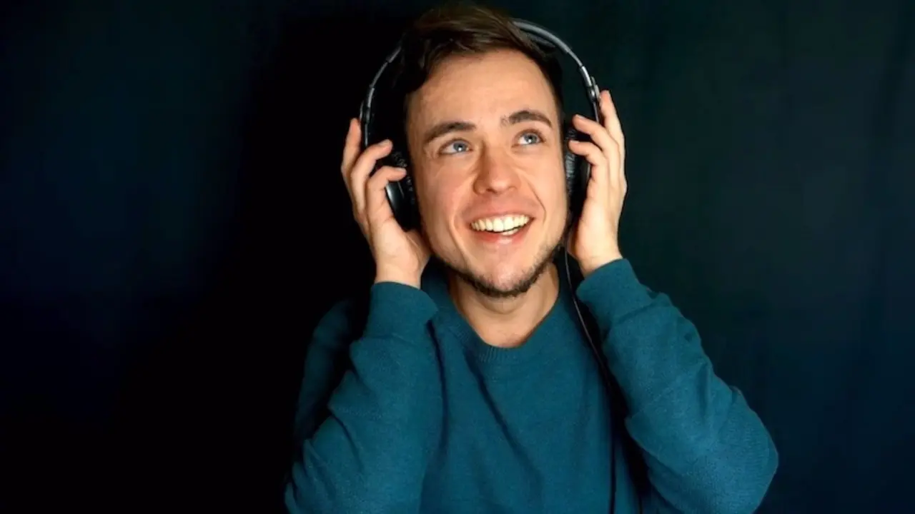 El actor conquense Pablo Ibáñez, finalista de los Premios Nacionales de Doblaje en la categoría de narración de audiolibros