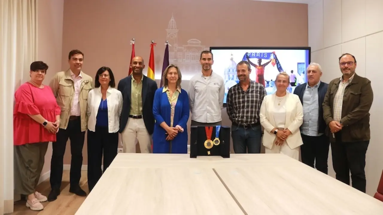 La alcaldesa de Guadalajara, Ana Guarinos, recibe al triatleta Dani Molina, oro paralímpico y campeón de Europa