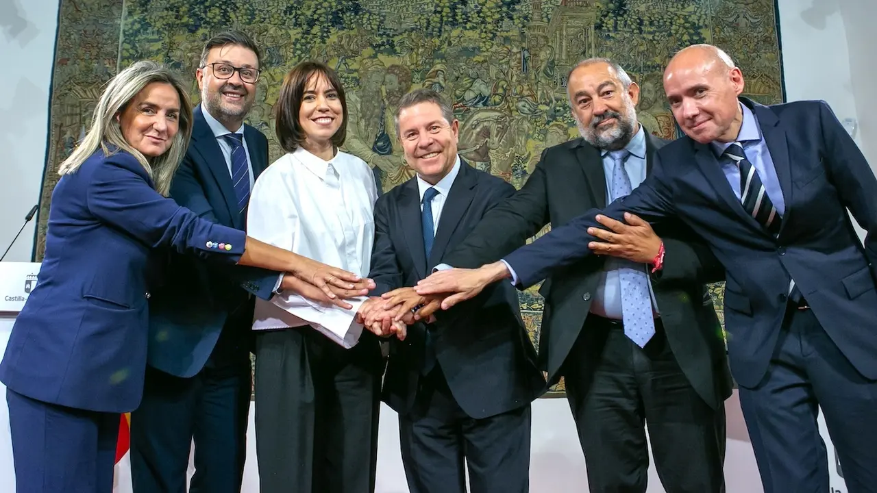Imagen de la la firma del convenio entre el Gobierno regional, el Ministerio de Ciencia, Innovación y Universidades y la Universidad de Castilla-La Mancha (UCLM) para la ejecución del Programa de incorporación de talento docente e investigador a las universidades públicas españolas