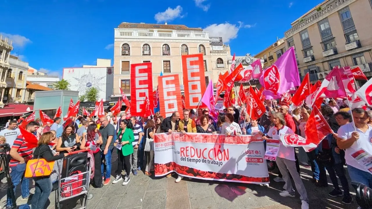 Los sindicatos UGT y CCOO exigen en la calle la jornada de 37,5 horas para dejar atrás "el siglo XIX"