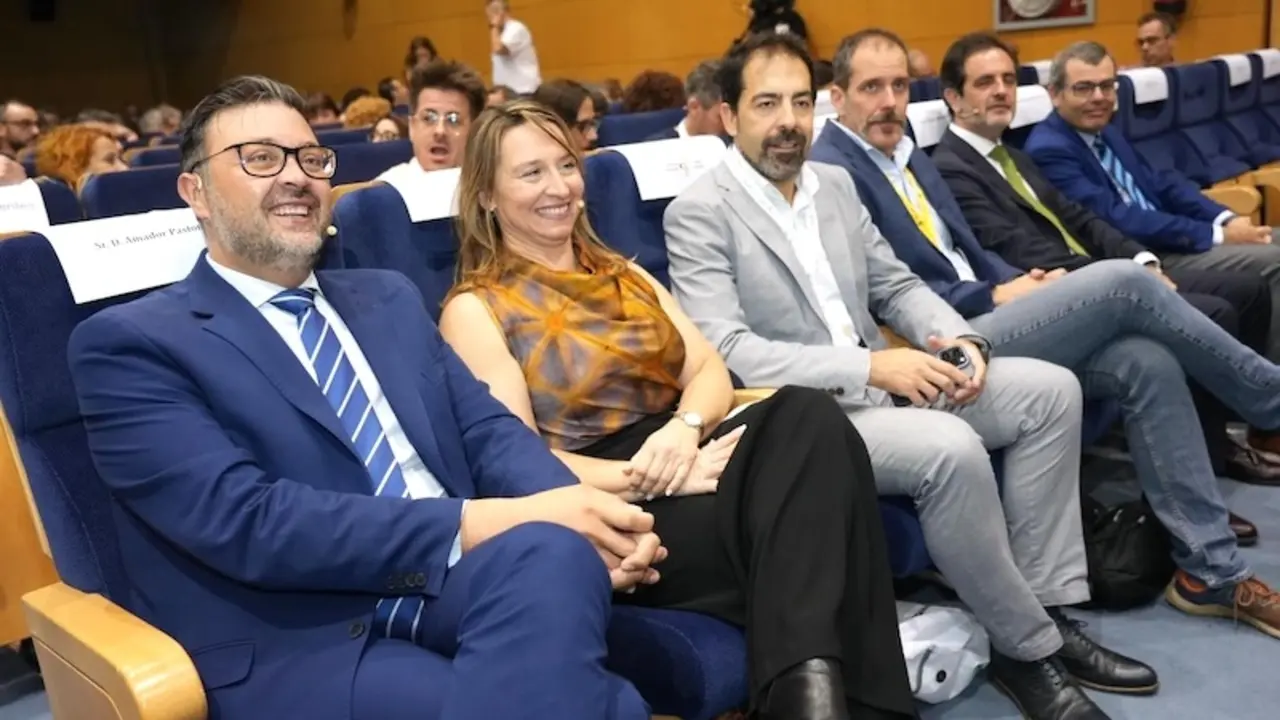El consejero de Educación, Cultura y Deportes de Castilla-La Mancha, Amador Pastor (1ºizq), ha asistido al II Congreso Nacional de Radio Escolar celebrado en Cuenca
