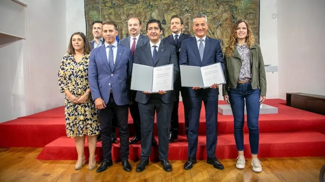 El vicepresidente segundo del Gobierno de Castilla- La Mancha, José Manuel Caballero, ha firmado un convenio de colaboración entre la Fundación Impulsa y La Caixa con el director territorial de CaixaBank en Castilla-La Mancha y Extremadura, Juan Luis Vidal Álvarez-Ossorio