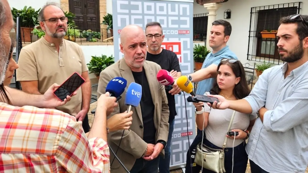 El secretario general de CCOO, Unai Sordo, atendiendo a los medios de comunicación en Almagro (Ciudad Real)